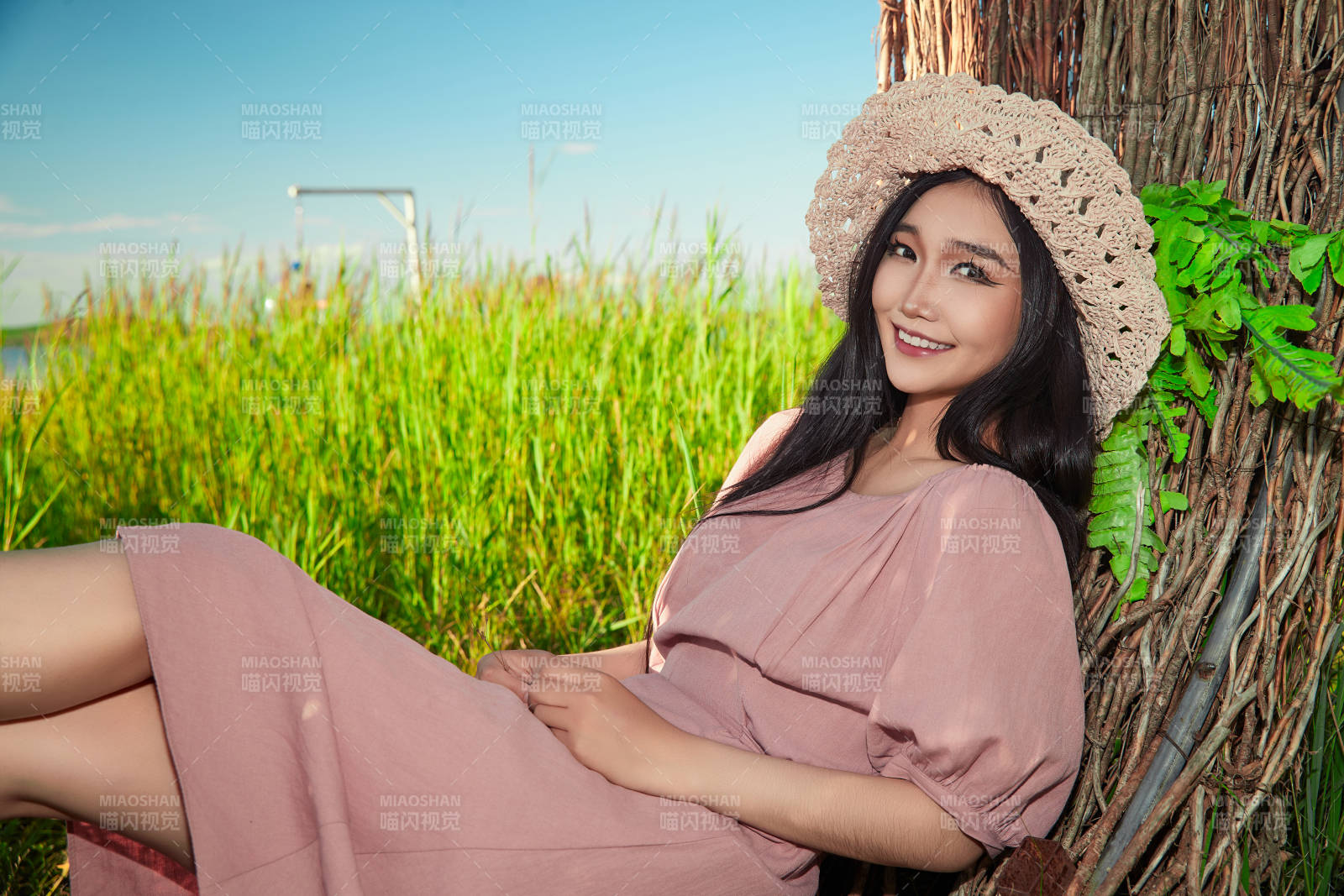 盛夏湖畔打卡点游玩拍照的亚洲美女图片