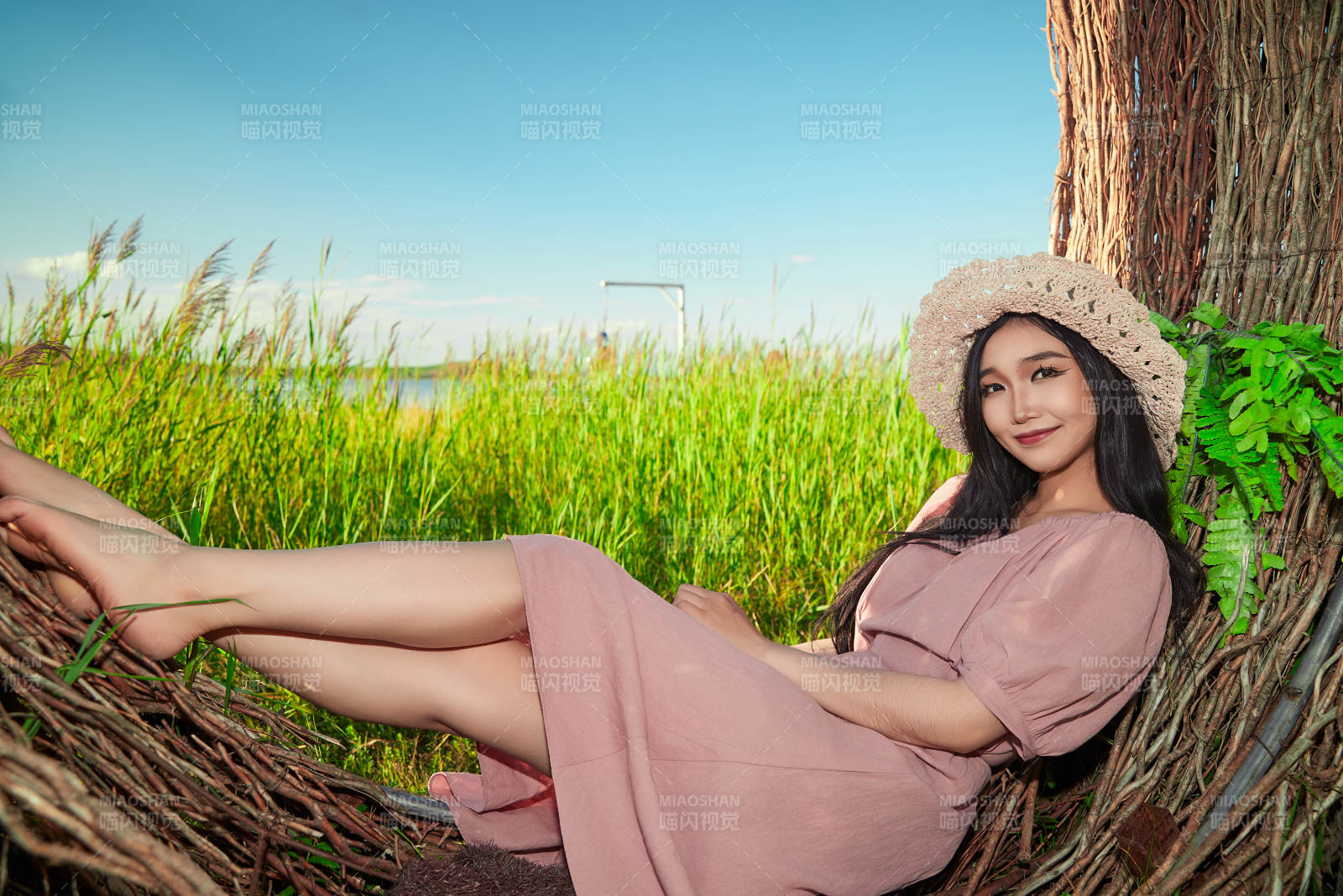 盛夏湖畔打卡点游玩拍照的亚洲美女图片