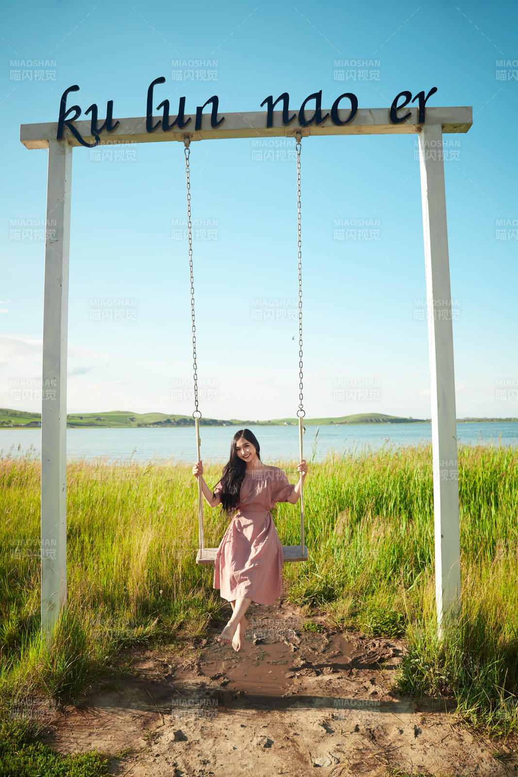 盛夏湖畔荡秋千的亚洲美女图片