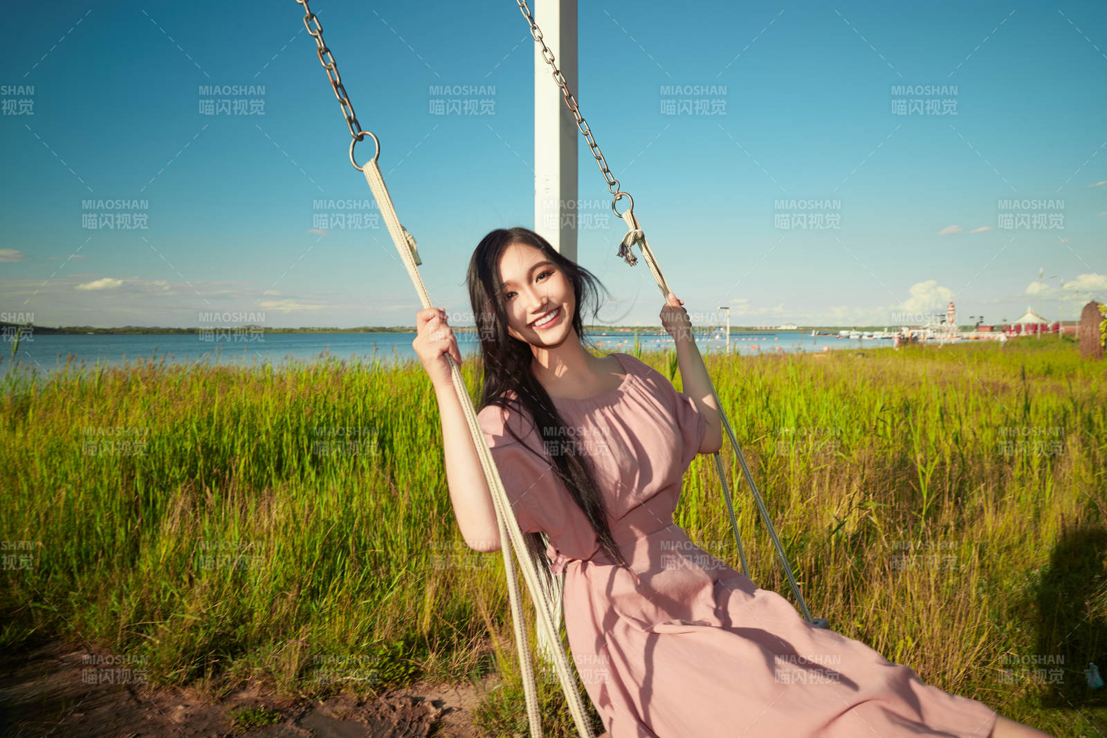 盛夏湖畔荡秋千的亚洲美女图片
