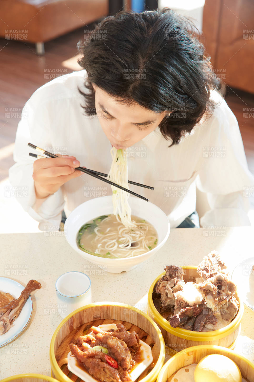 在茶餐厅大吃特吃的青年男性图片