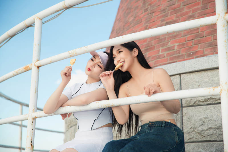 盛夏在景区湖边灯塔上拍照游玩的美女们图片