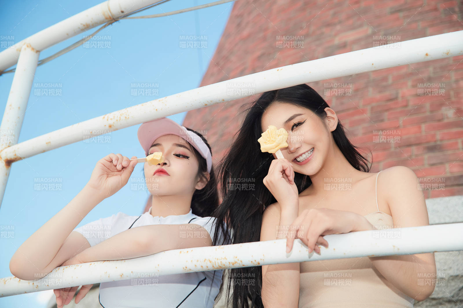 盛夏在景区湖边灯塔上拍照游玩的美女们图片