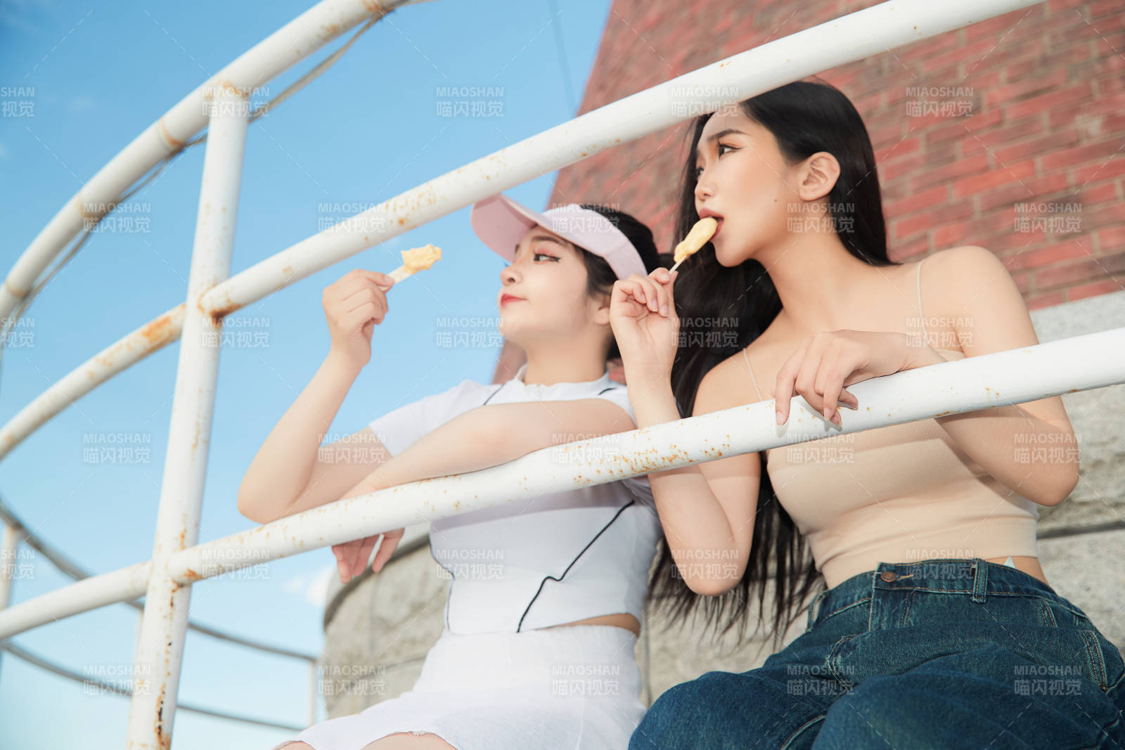 盛夏在景区湖边灯塔上拍照游玩的美女们图片