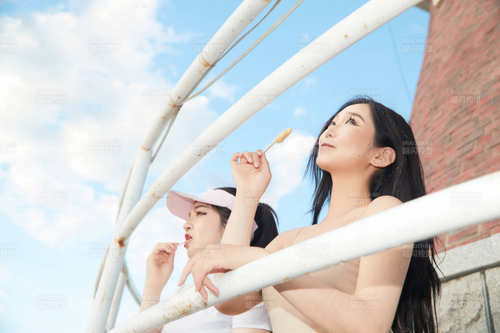 盛夏在景区湖边灯塔上拍照游玩的美女们图片