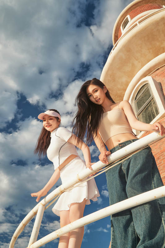 盛夏在景区湖边灯塔上拍照游玩的美女们图片