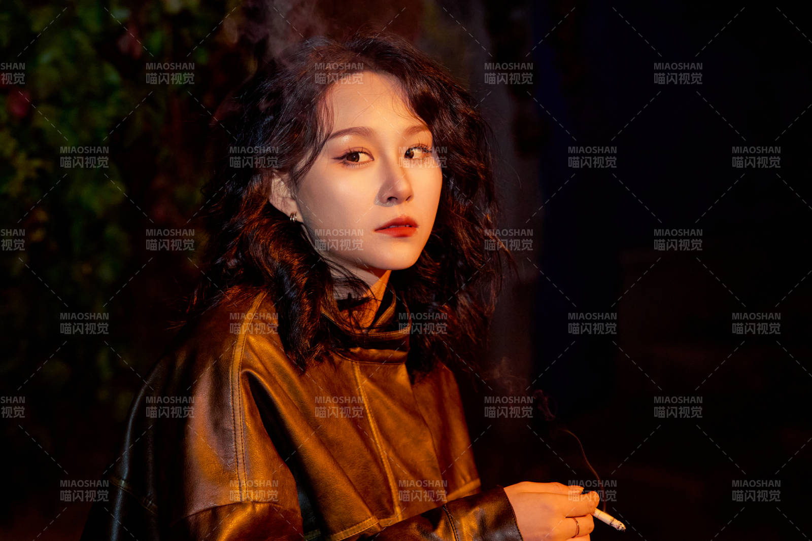 夜色路灯下的忧郁亚洲女性图片