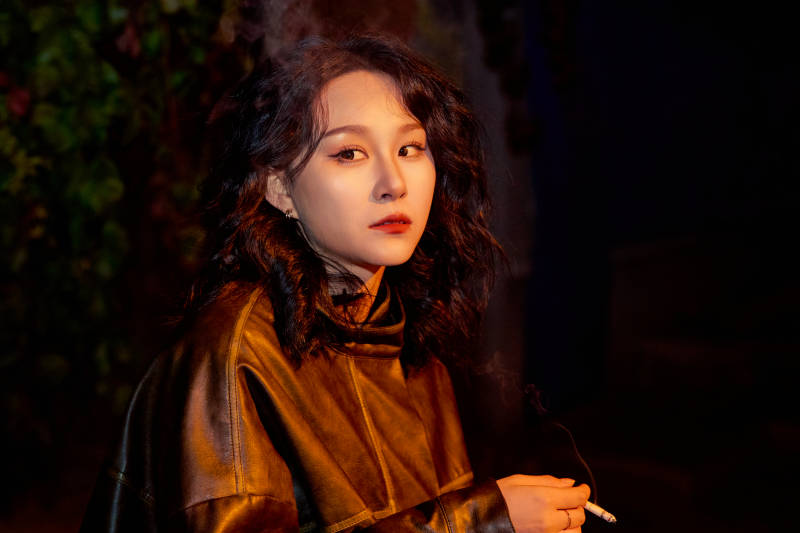 夜色路灯下的忧郁亚洲女性图片