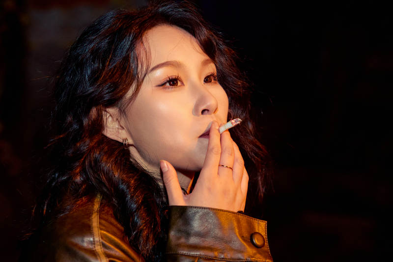 夜色路灯下的忧郁亚洲女性图片