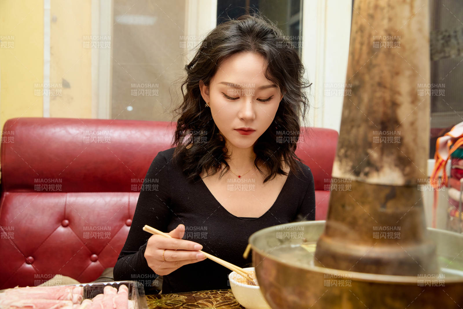 饭店吃传统铜锅涮肉的东方美女图片