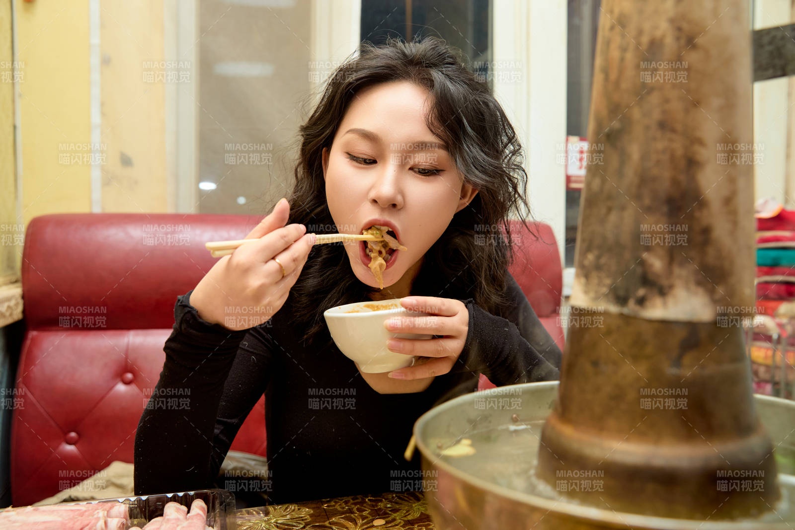 饭店吃传统铜锅涮肉的东方美女图片