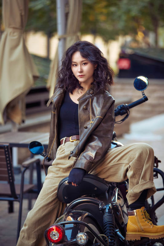 骑在复古摩托车上的亚洲美女图片