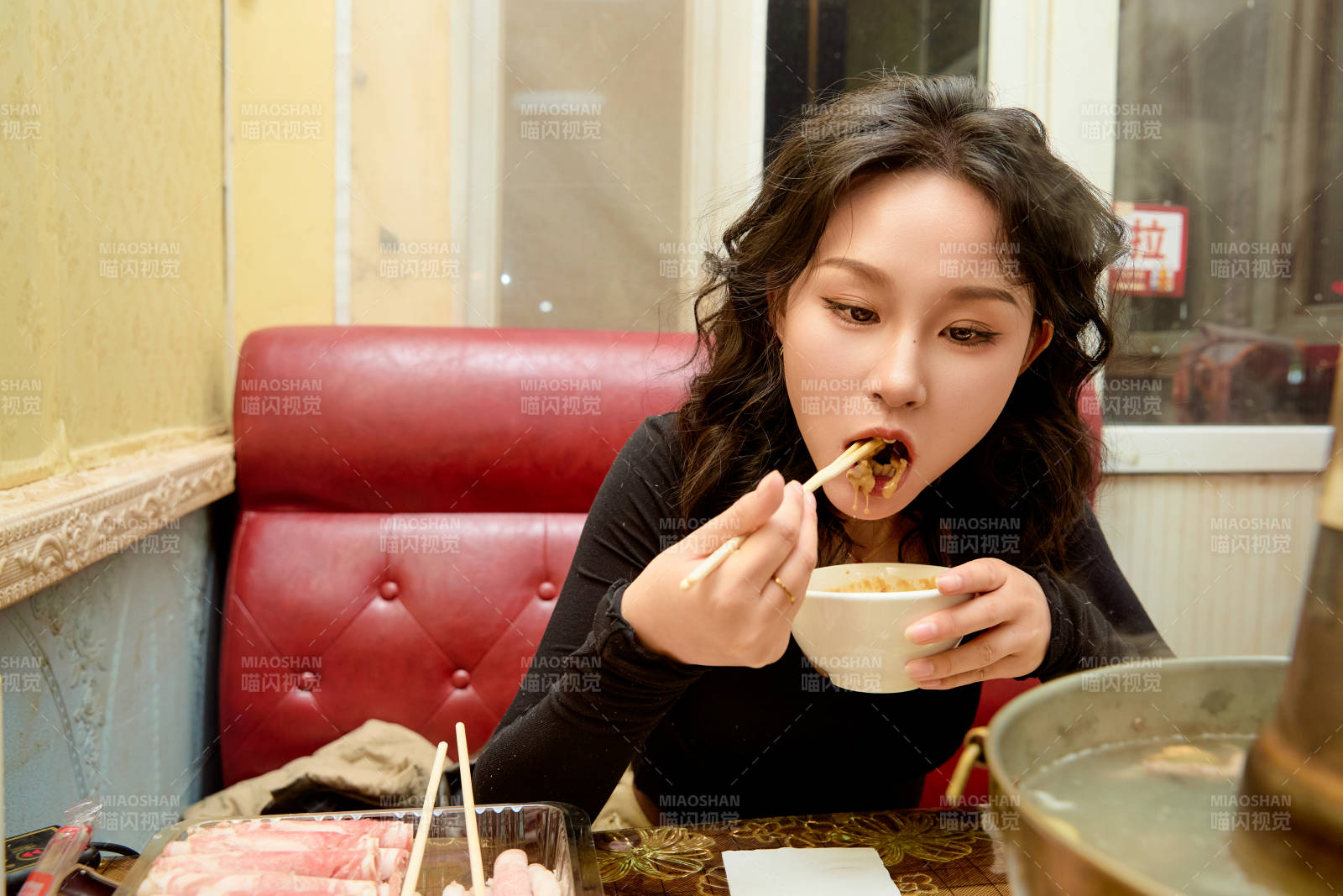 饭店吃传统铜锅涮肉的东方美女图片