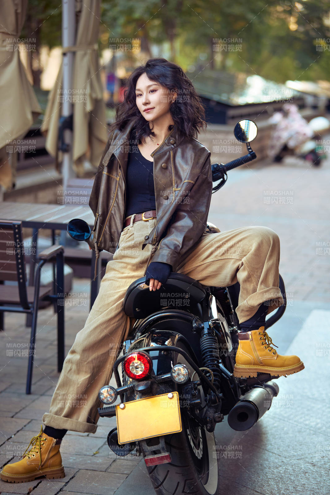 骑在复古摩托车上的亚洲美女图片