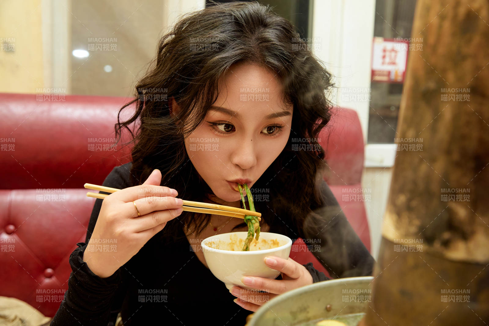 饭店吃传统铜锅涮肉的东方美女图片