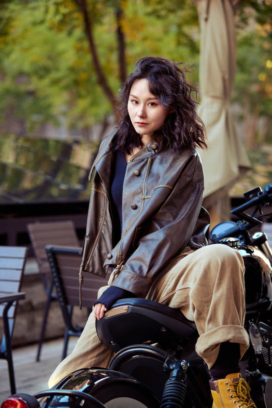 骑在复古摩托车上的亚洲美女图片