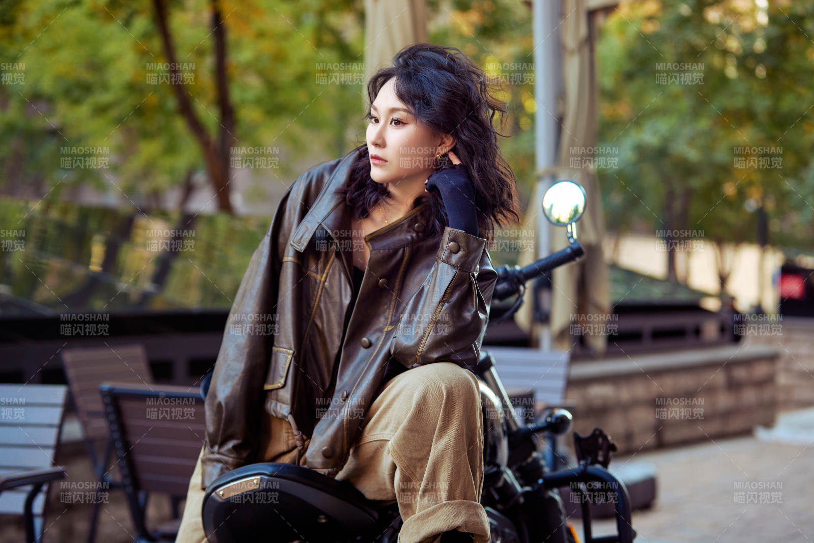 骑在复古摩托车上的亚洲美女图片