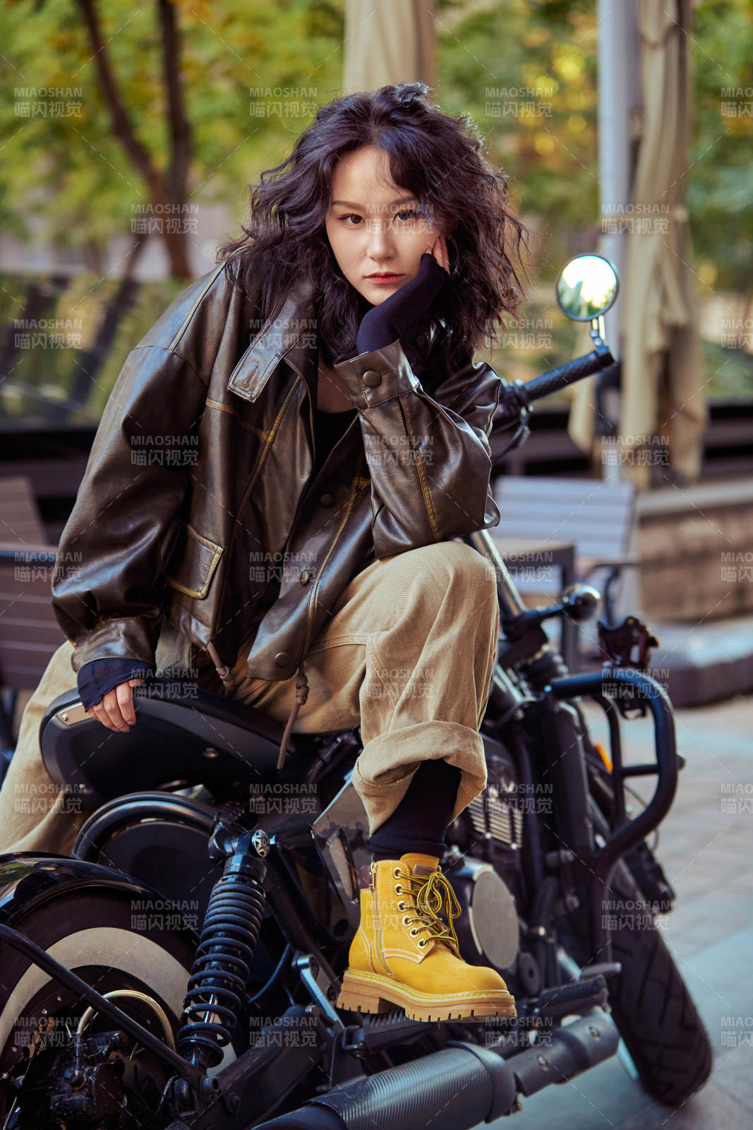 骑在复古摩托车上的亚洲美女图片