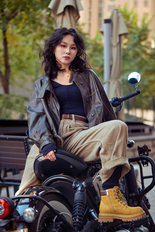 骑在复古摩托车上的亚洲美女图片