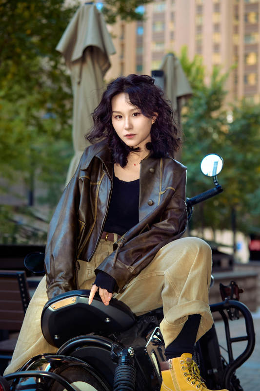 骑在复古摩托车上的亚洲美女图片