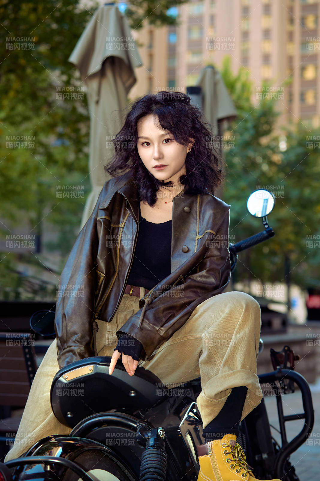 骑在复古摩托车上的亚洲美女图片