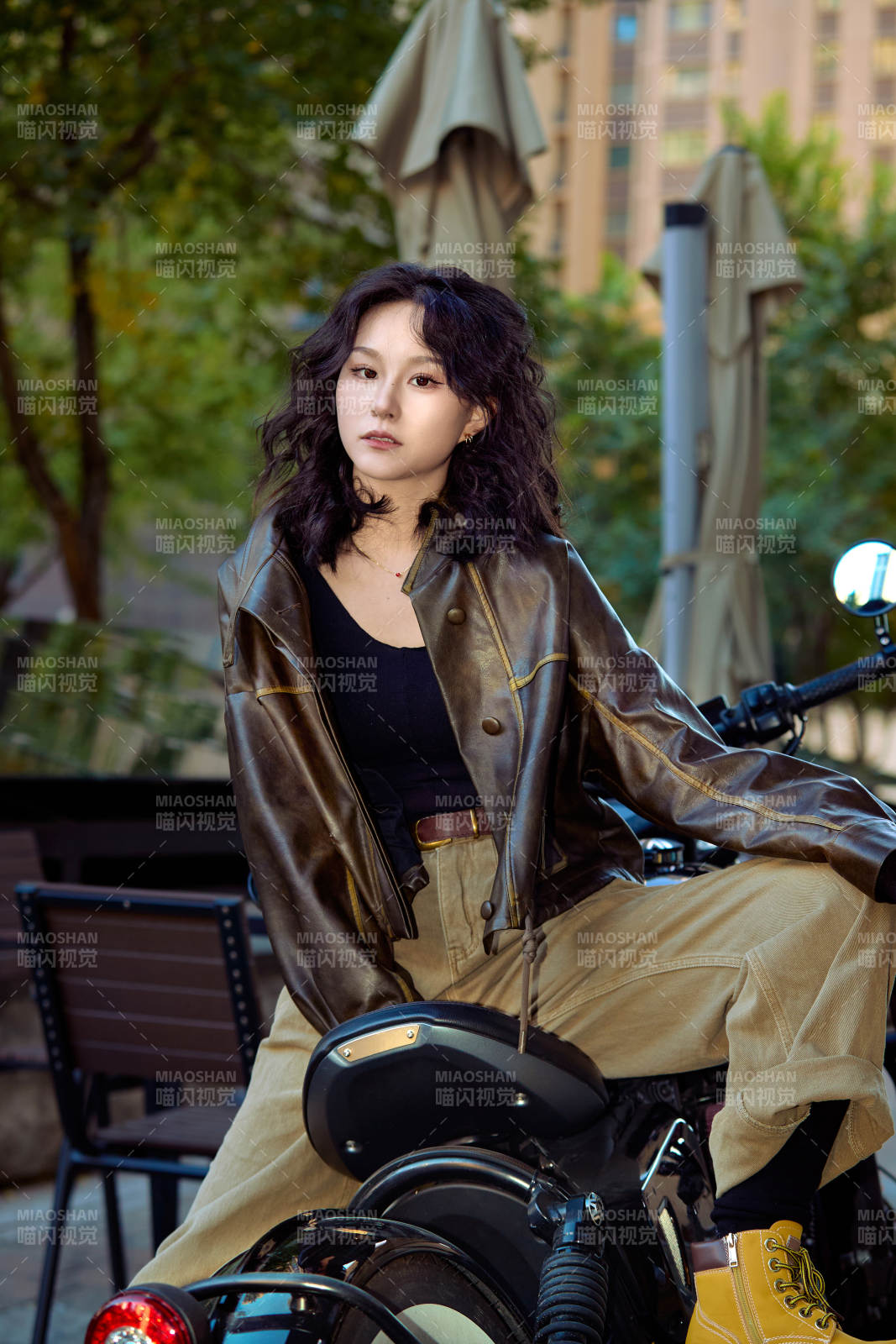 骑在复古摩托车上的亚洲美女图片