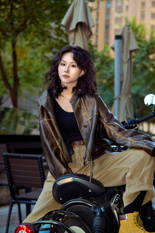 骑在复古摩托车上的亚洲美女图片