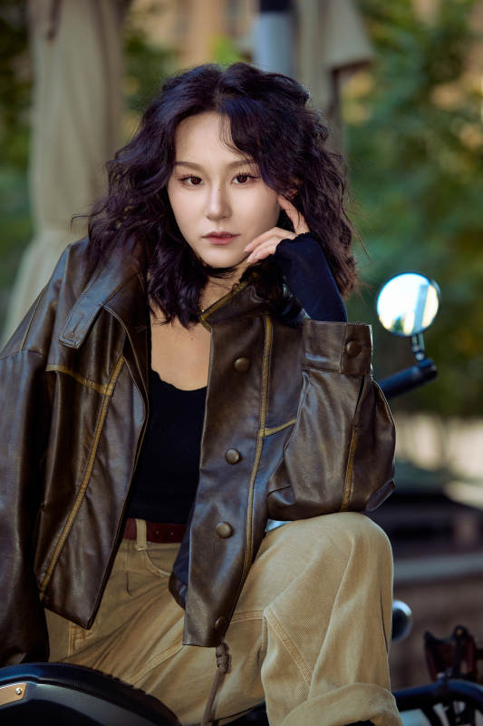 骑在复古摩托车上的亚洲美女图片