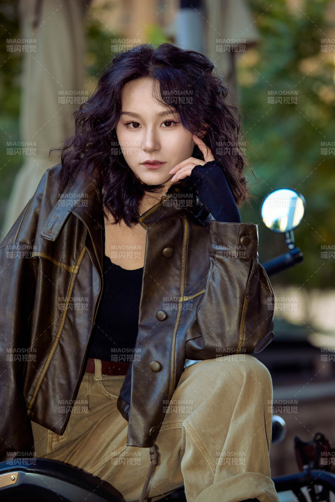 骑在复古摩托车上的亚洲美女图片