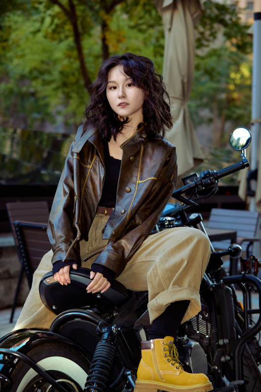 骑在复古摩托车上的亚洲美女图片