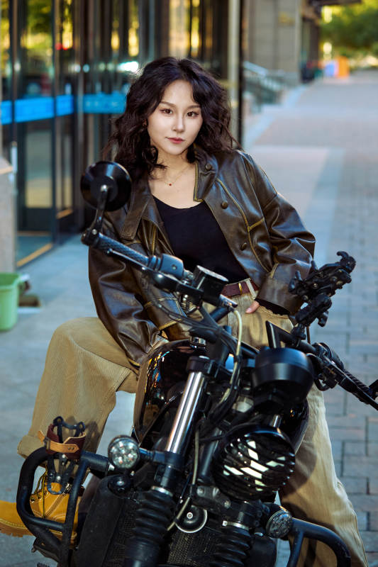 骑在复古摩托车上的亚洲美女图片