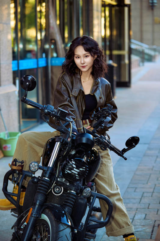 骑在复古摩托车上的亚洲美女图片