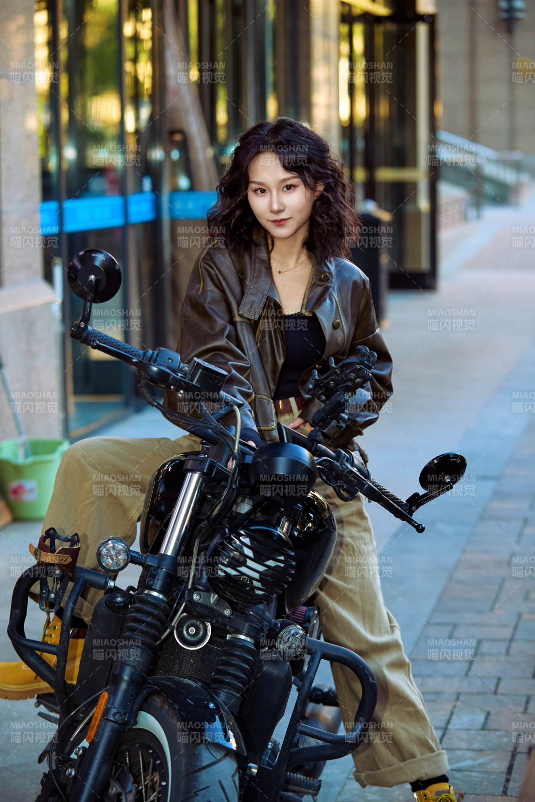 骑在复古摩托车上的亚洲美女图片