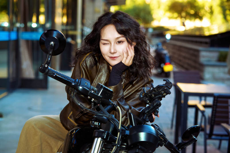骑在复古摩托车上的亚洲美女图片