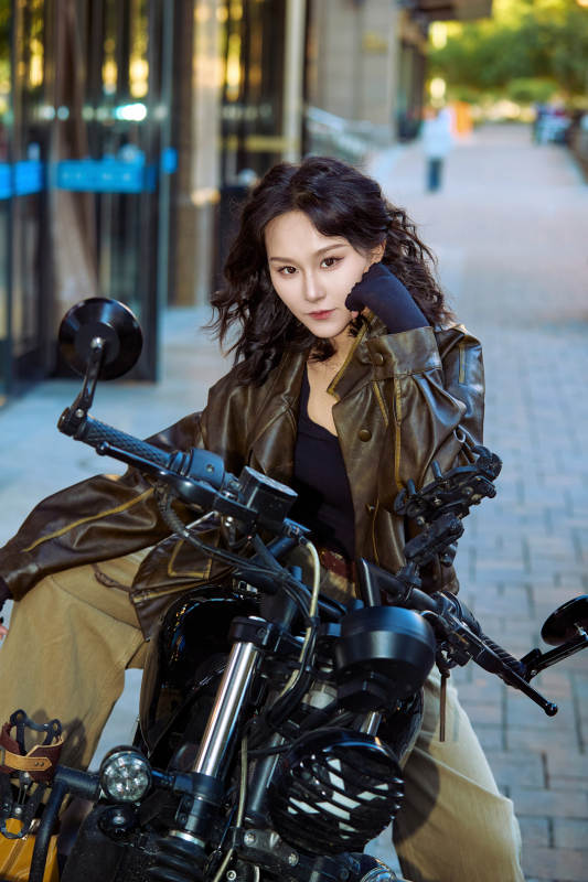 骑在复古摩托车上的亚洲美女图片