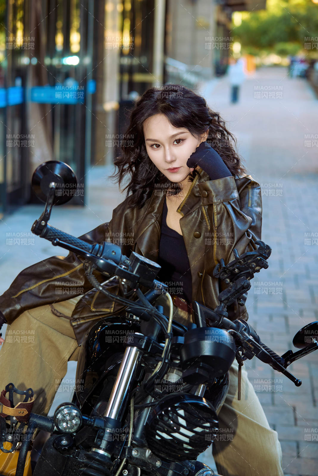 骑在复古摩托车上的亚洲美女图片