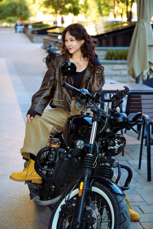 骑在复古摩托车上的亚洲美女图片