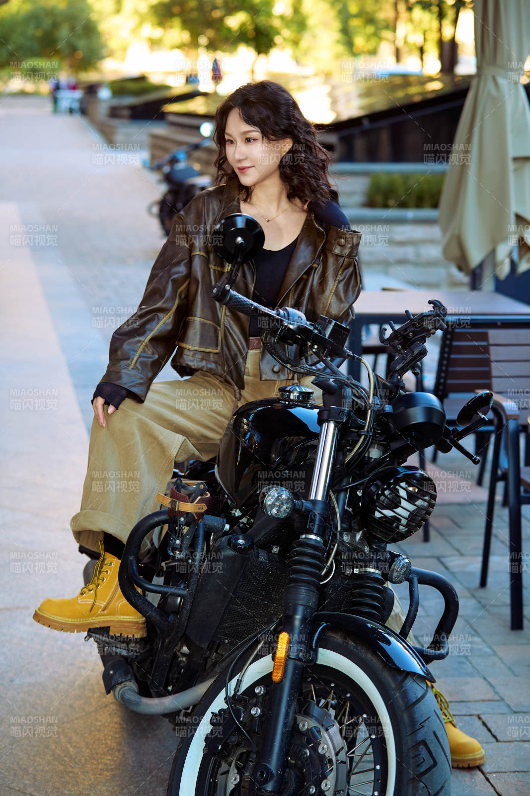 骑在复古摩托车上的亚洲美女图片