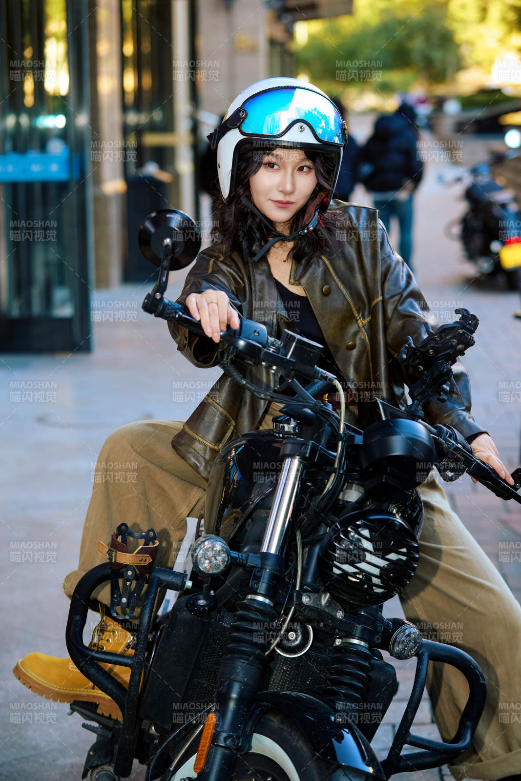 骑在复古摩托车上的亚洲美女图片