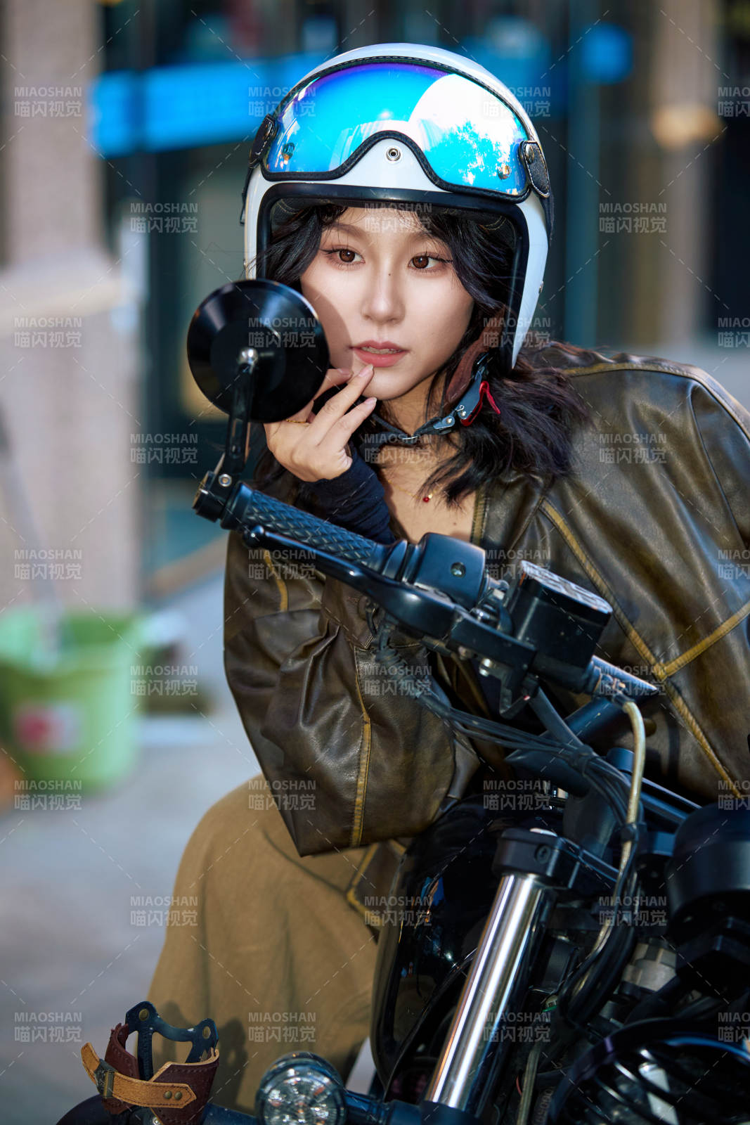 骑在复古摩托车上的亚洲美女图片