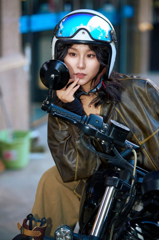 骑在复古摩托车上的亚洲美女图片