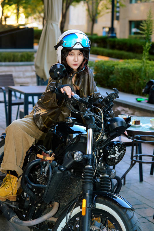 骑在复古摩托车上的亚洲美女图片