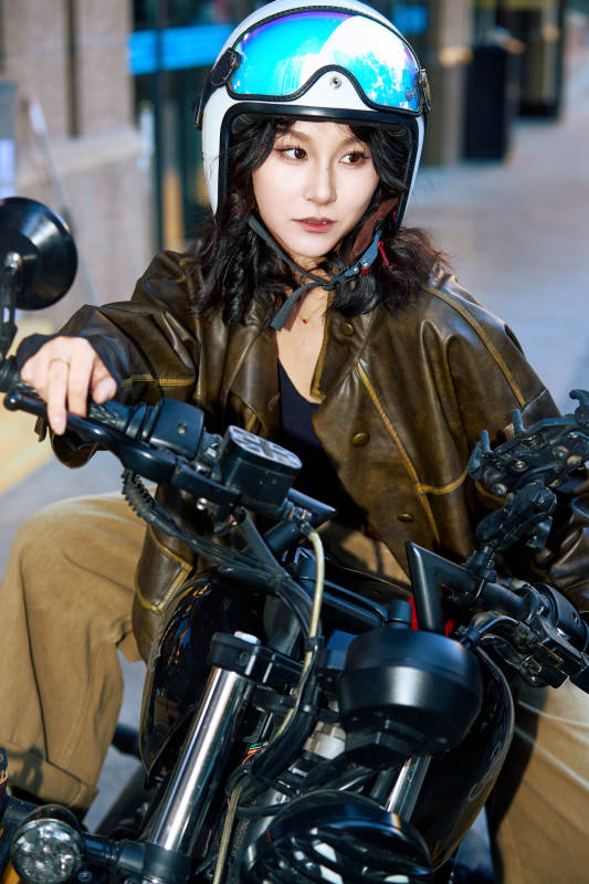骑在复古摩托车上的亚洲美女图片