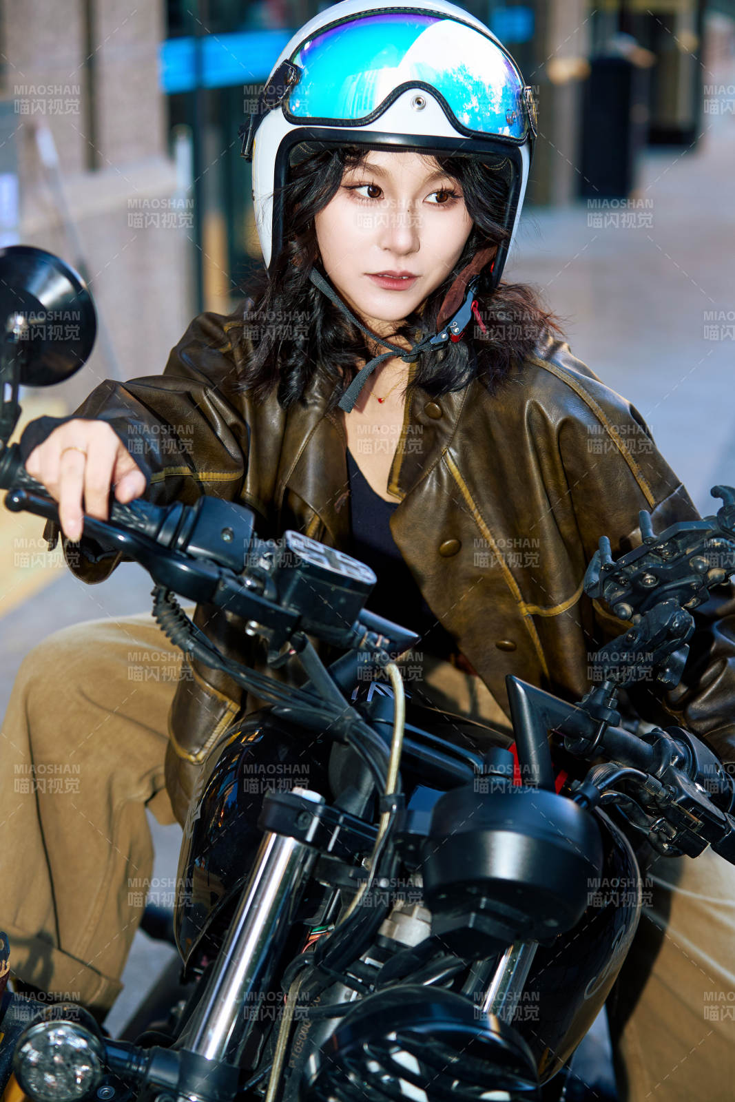 骑在复古摩托车上的亚洲美女图片