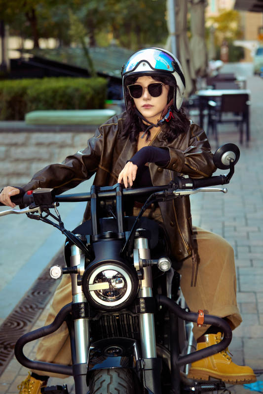 骑在复古摩托车上的亚洲美女图片