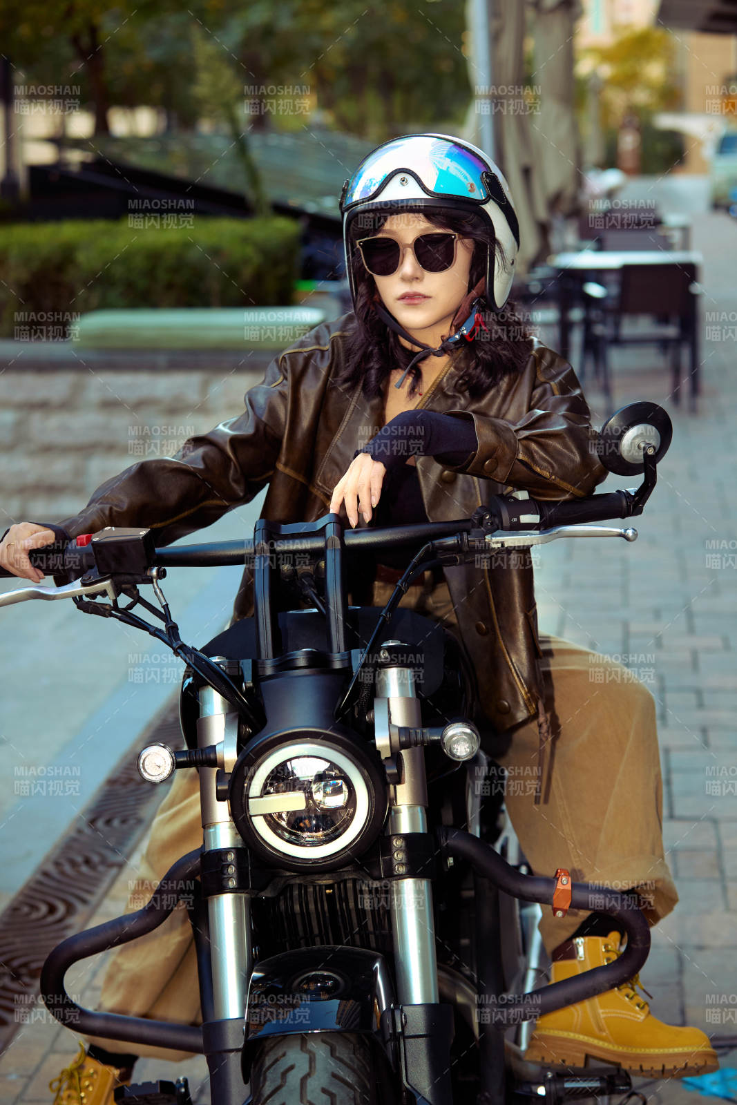 骑在复古摩托车上的亚洲美女图片