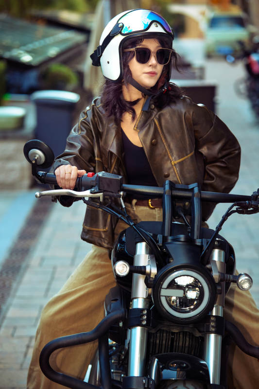 骑在复古摩托车上的亚洲美女图片