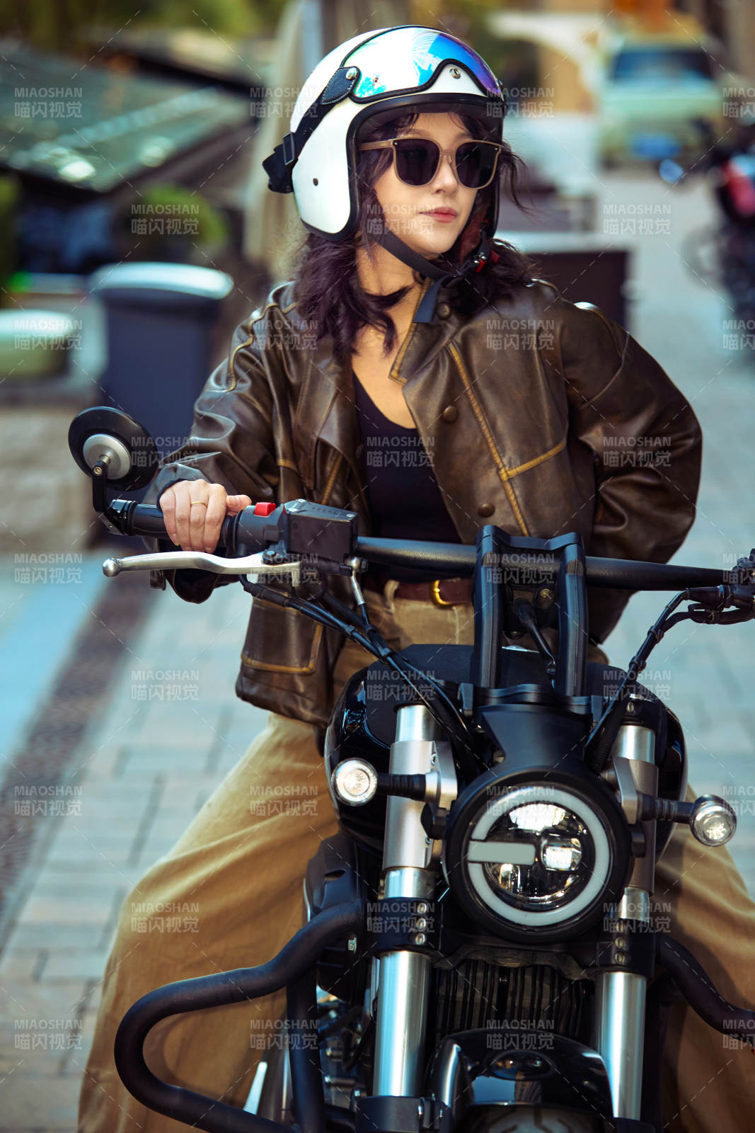 骑在复古摩托车上的亚洲美女图片
