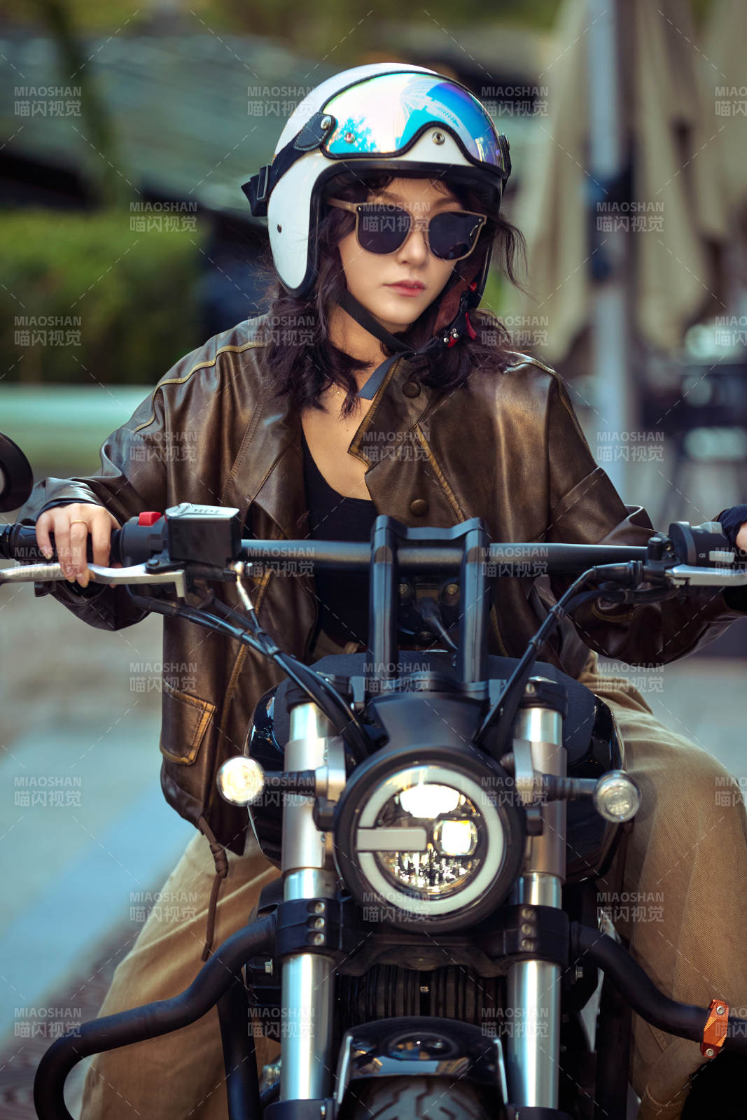 骑在复古摩托车上的亚洲美女图片