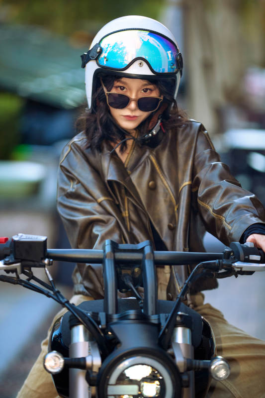 骑在复古摩托车上的亚洲美女图片